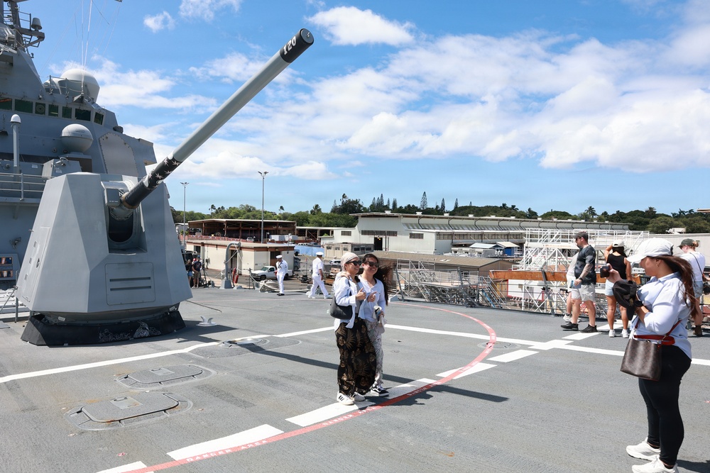 Public tours USS Carl M. Levin during RIMPAC 26 open ship event