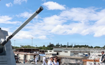 Public tours USS Carl M. Levin during RIMPAC 26 open ship event