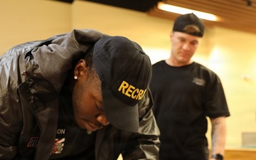 Atlanta Falcons Players Meet With Fans, Tour Zama During USO Visit