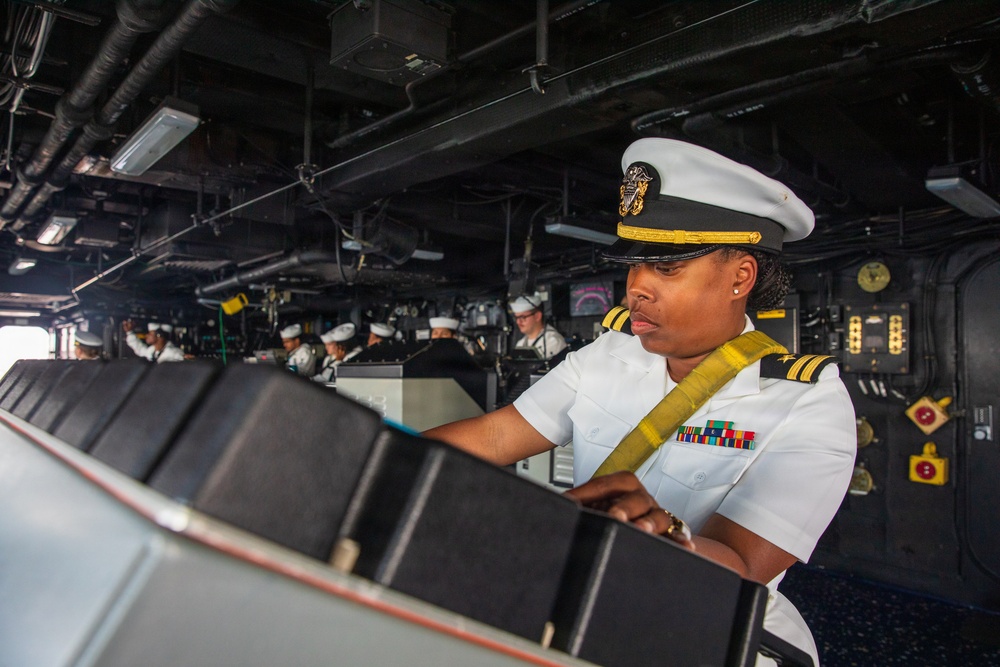 USS Arlington (LPD 24) arrives at New York during International Naval Review 250