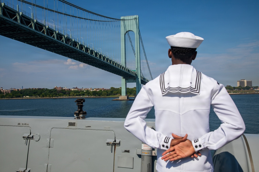 USS Arlington (LPD 24) arrives at New York during International Naval Review 250