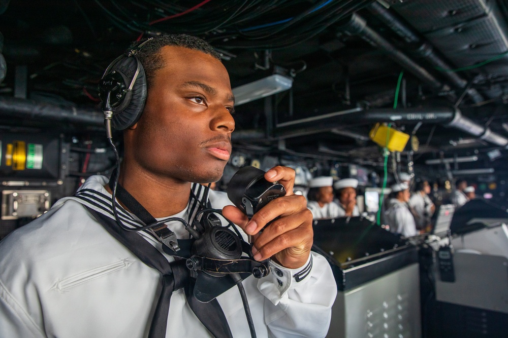 USS Arlington (LPD 24) arrives at New York during International Naval Review 250