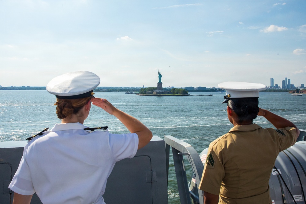 USS Arlington (LPD 24) arrives at New York during International Naval Review 250