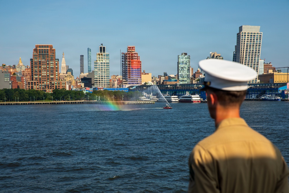 USS Arlington (LPD 24) arrives at New York during International Naval Review 250