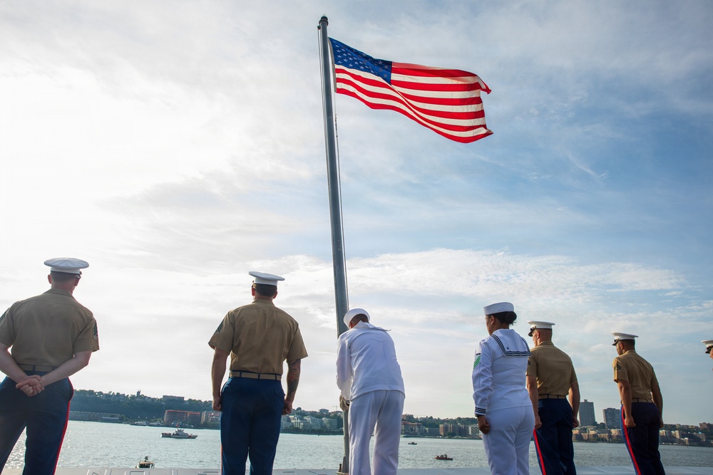 USS Arlington (LPD 24) arrives at New York during International Naval Review 250