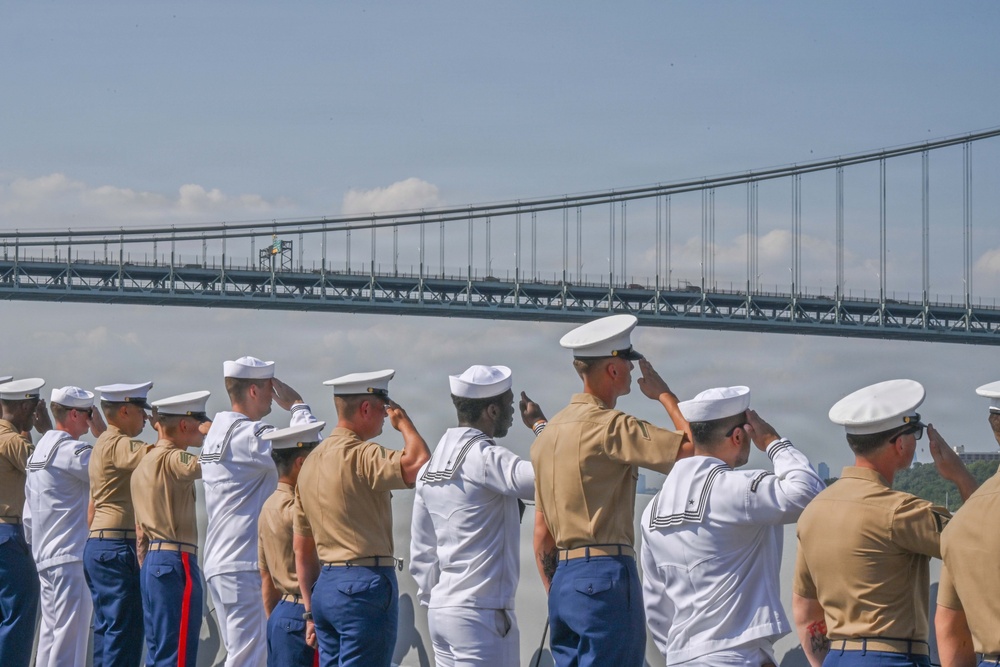 USS Arlington (LPD 24) Enters New York Harbor