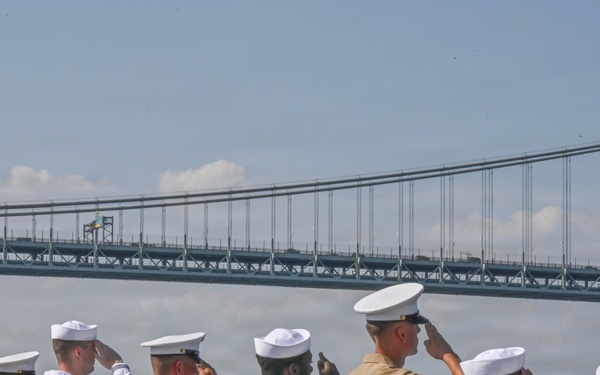 USS Arlington (LPD 24) Enters New York Harbor