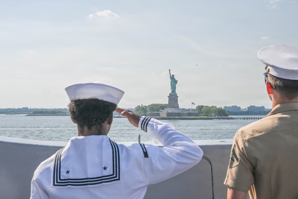 USS Arlington (LPD 24) Enters New York Harbor