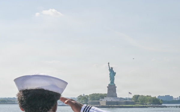 USS Arlington (LPD 24) Enters New York Harbor