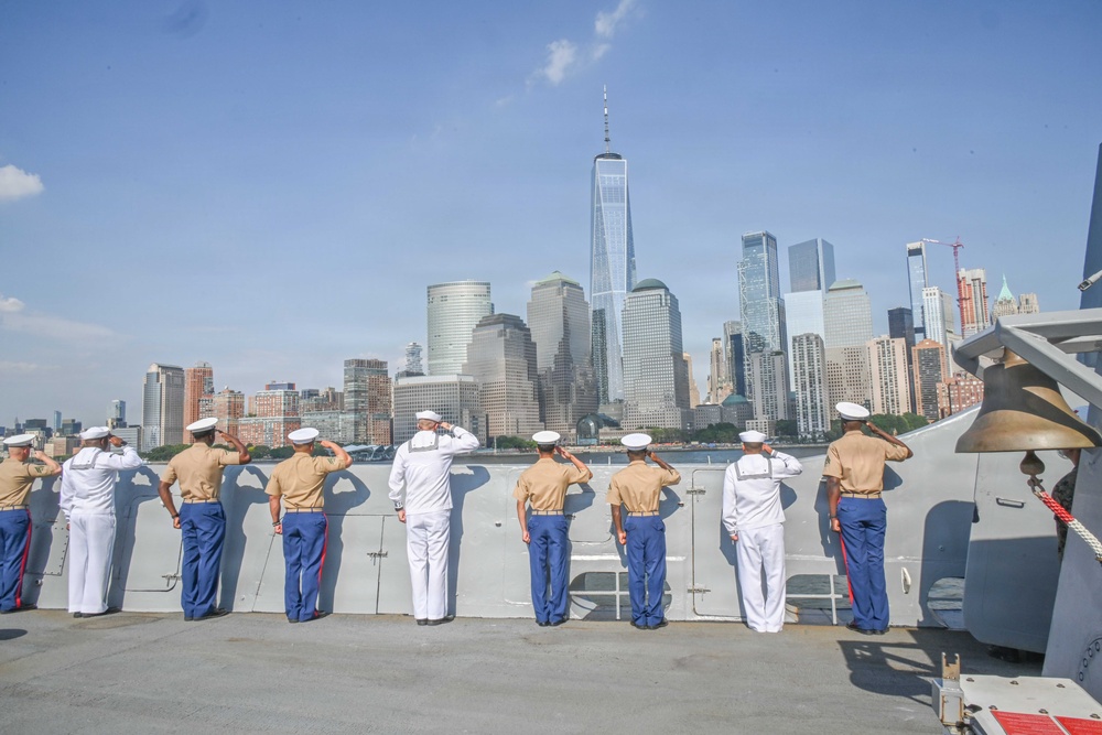 USS Arlington (LPD 24) Enters New York Harbor