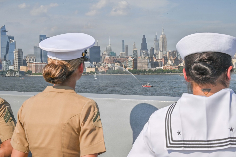 USS Arlington (LPD 24) Enters New York Harbor