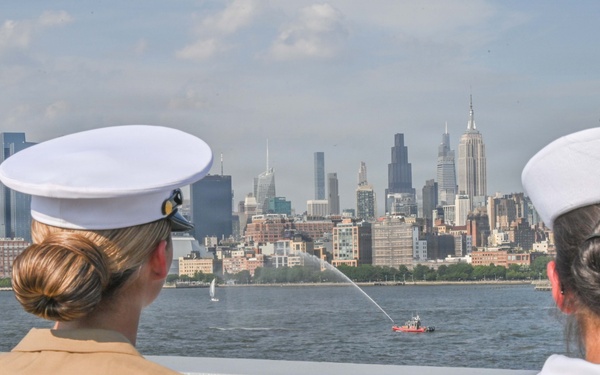 USS Arlington (LPD 24) Enters New York Harbor