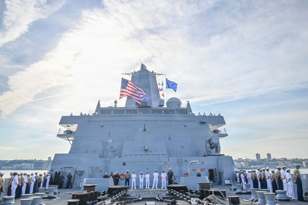 USS Arlington (LPD 24) Enters New York Harbor