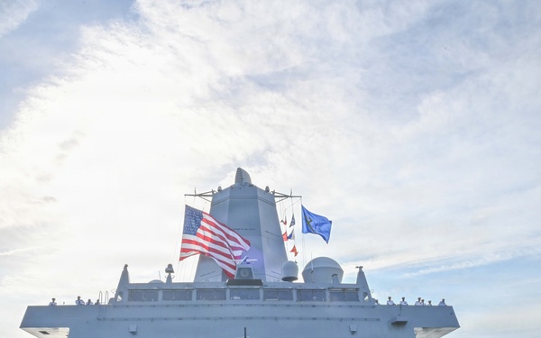 USS Arlington (LPD 24) Enters New York Harbor