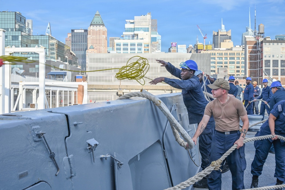 USS Arlington (LPD 24) Enters New York Harbor