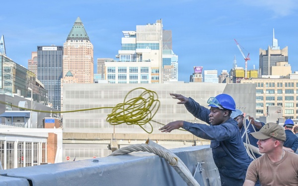 USS Arlington (LPD 24) Enters New York Harbor