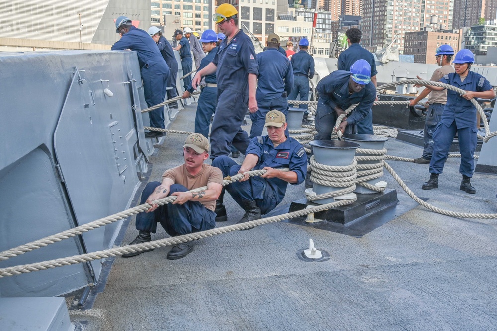 USS Arlington (LPD 24) Enters New York Harbor