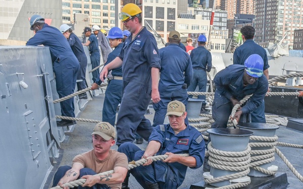 USS Arlington (LPD 24) Enters New York Harbor