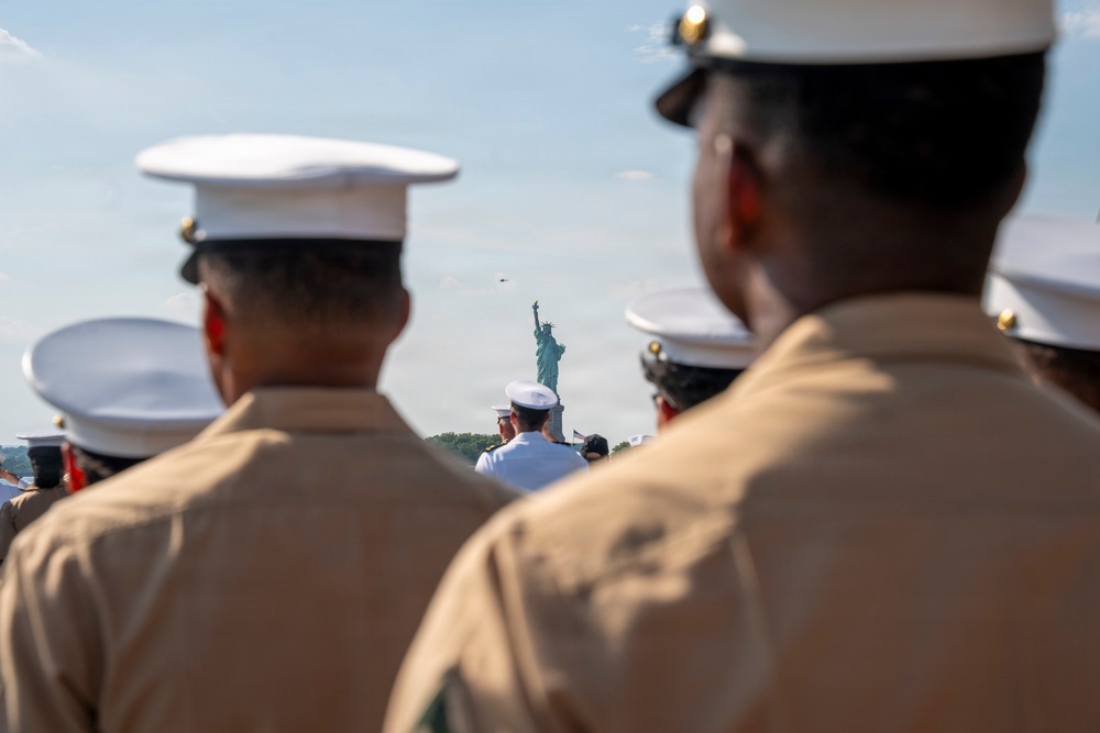USS Arlington (LPD 24) Enters The New York Harbor