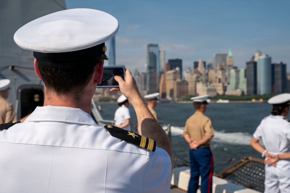 USS Arlington (LPD 24) Enters The New York Harbor
