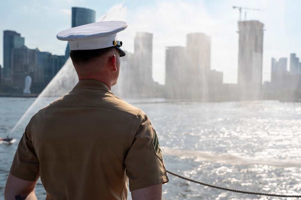 USS Arlington (LPD 24) Enters The New York Harbor