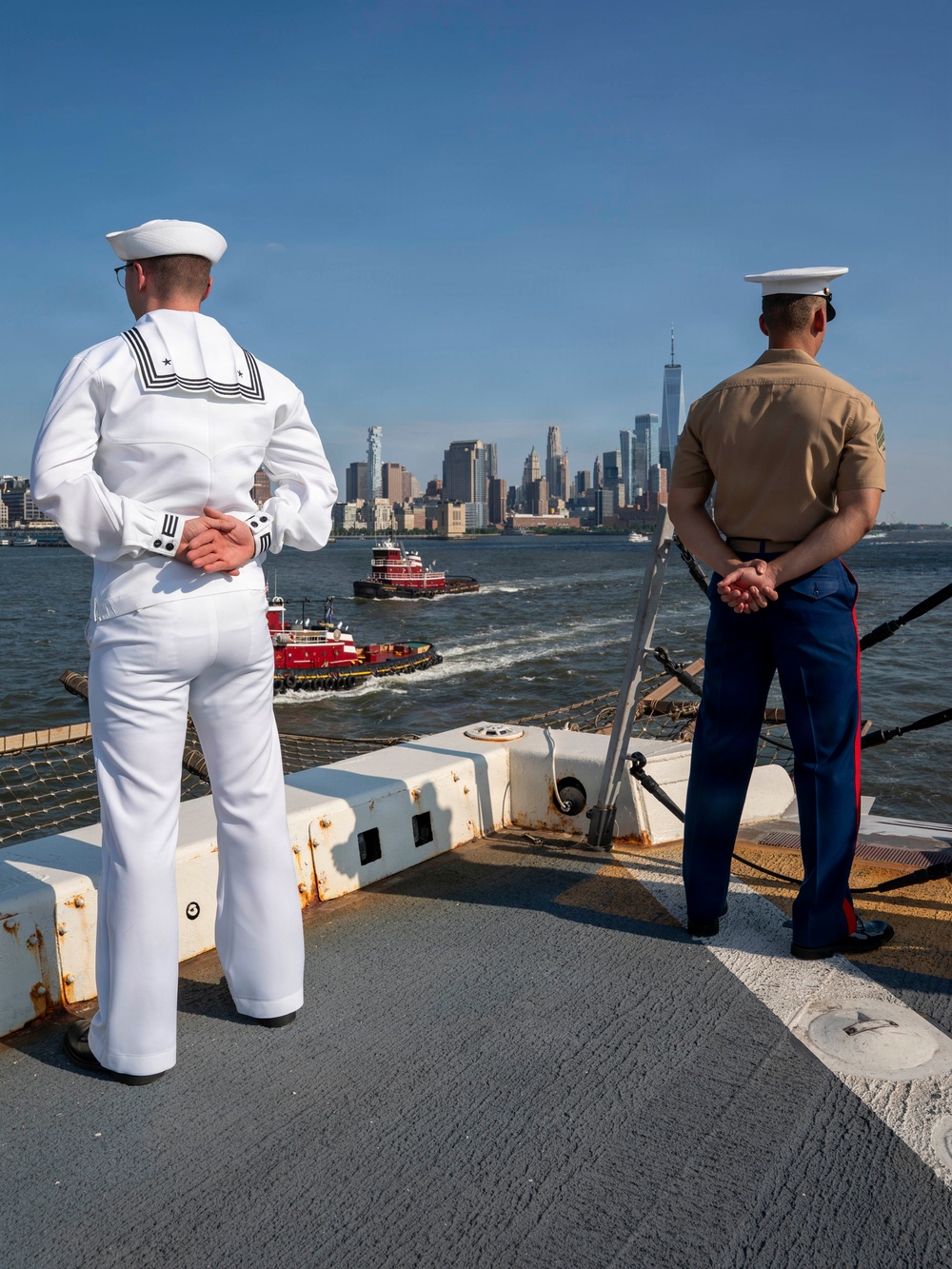 USS Arlington (LPD 24) Enters The New York Harbor