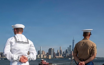 USS Arlington (LPD 24) Enters The New York Harbor