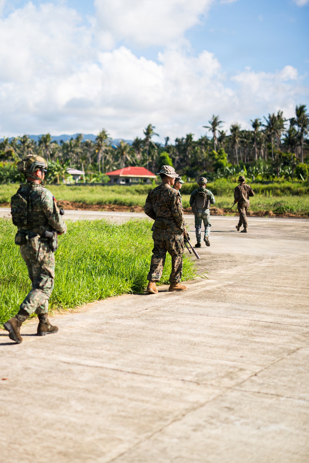 3rd Littoral Combat Team, Philippine marines participate in bilateral training during KAMANDAG 10