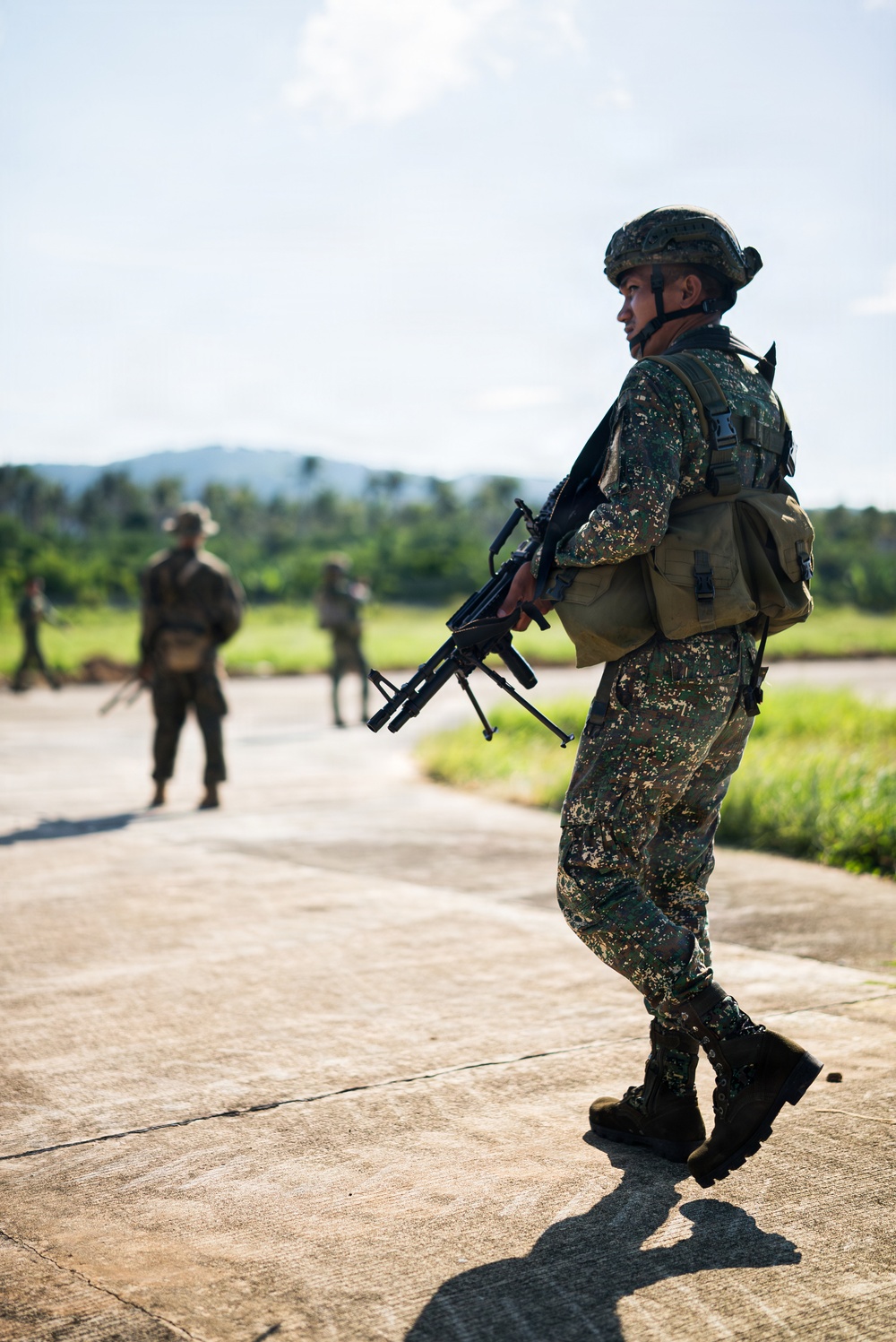 3rd Littoral Combat Team, Philippine marines participate in bilateral training during KAMANDAG 10