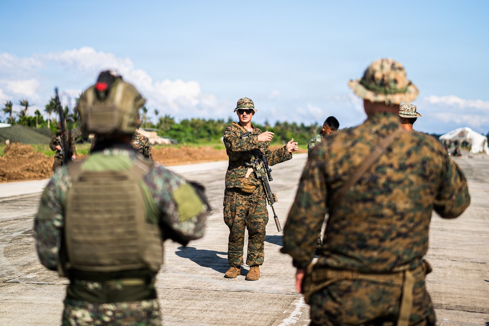 3rd Littoral Combat Team, Philippine marines participate in bilateral training during KAMANDAG 10