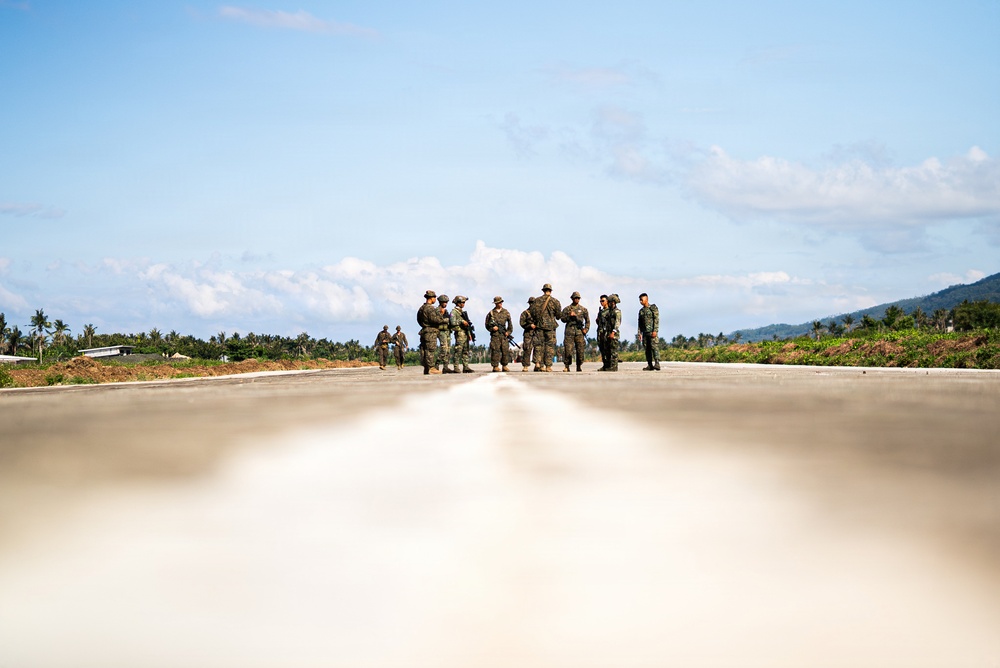3rd Littoral Combat Team, Philippine marines participate in bilateral training during KAMANDAG 10
