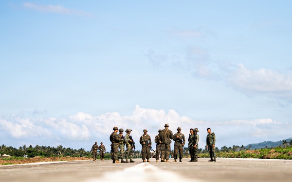 3rd Littoral Combat Team, Philippine marines participate in bilateral training during KAMANDAG 10