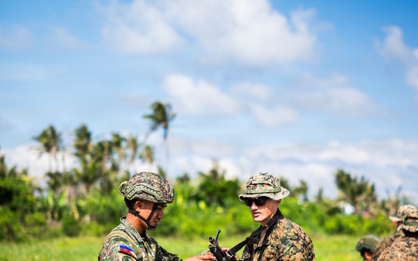 3rd Littoral Combat Team, Philippine marines participate in bilateral training during KAMANDAG 10