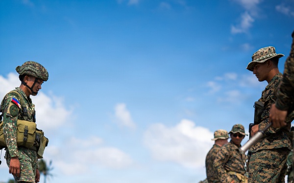 3rd Littoral Combat Team, Philippine marines participate in bilateral training during KAMANDAG 10
