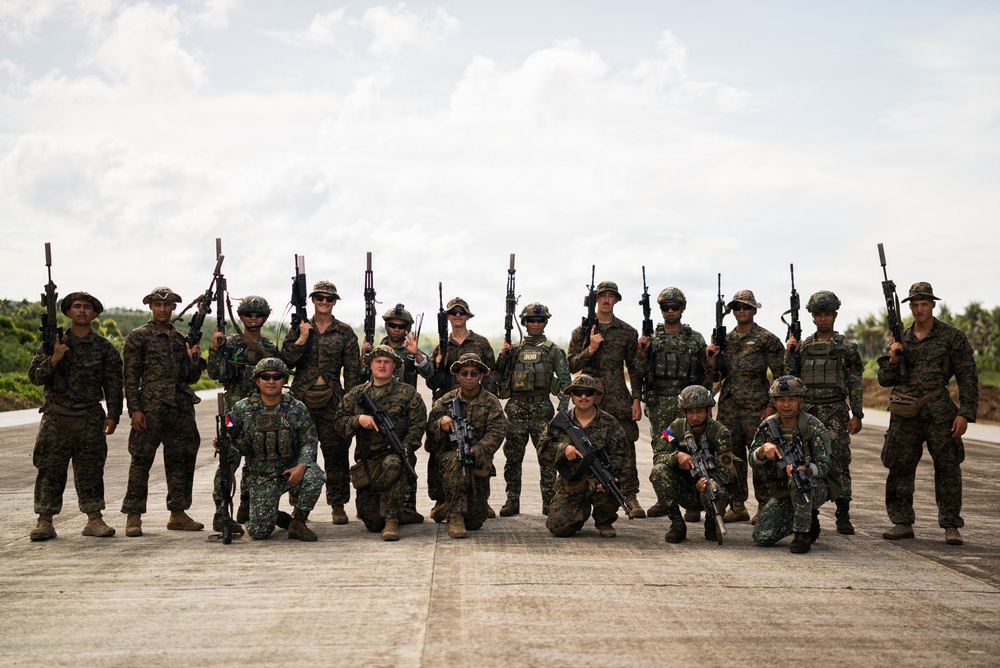 3rd Littoral Combat Team, Philippine marines participate in bilateral training during KAMANDAG 10