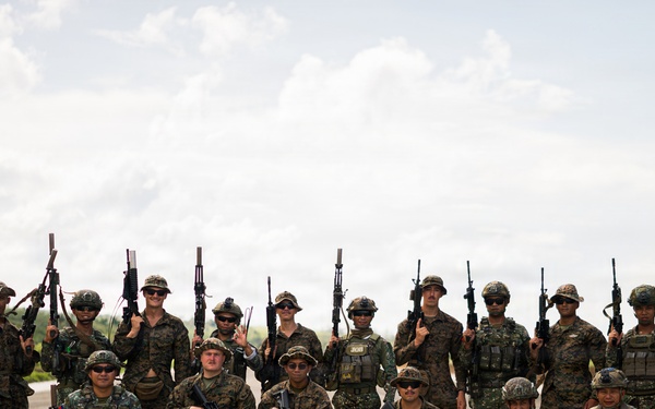 3rd Littoral Combat Team, Philippine marines participate in bilateral training during KAMANDAG 10