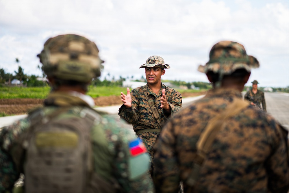3rd Littoral Combat Team, Philippine marines participate in bilateral training during KAMANDAG 10
