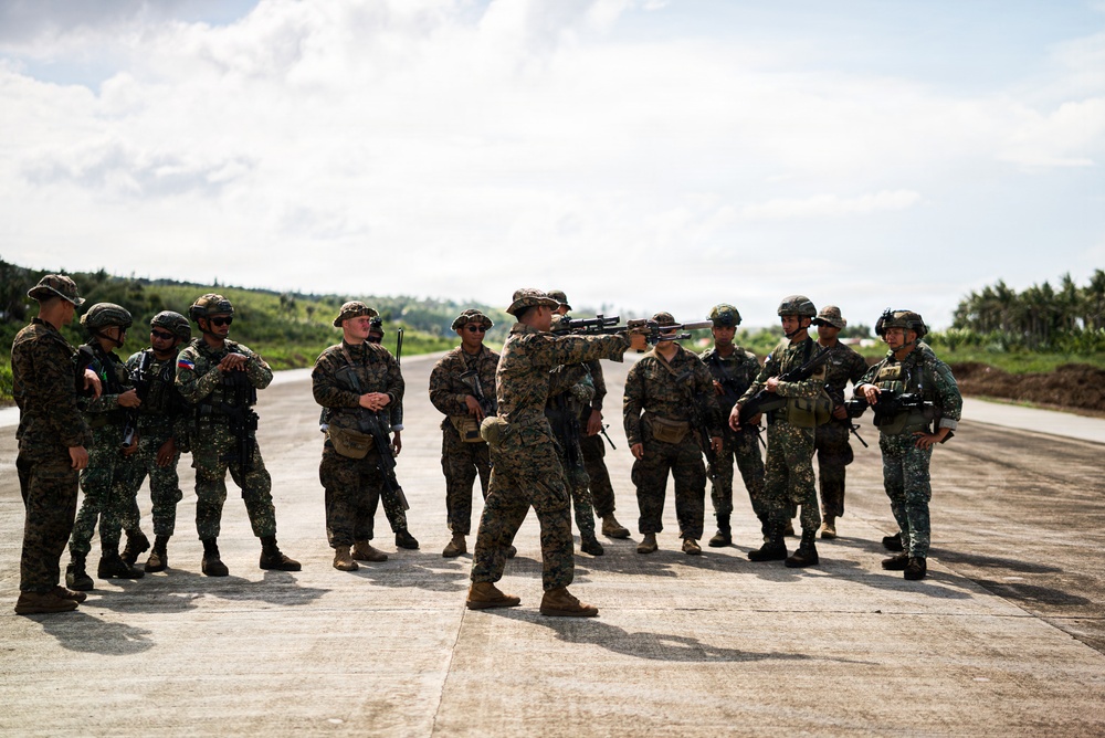 3rd Littoral Combat Team, Philippine marines participate in bilateral training during KAMANDAG 10