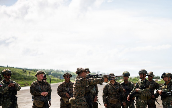 3rd Littoral Combat Team, Philippine marines participate in bilateral training during KAMANDAG 10