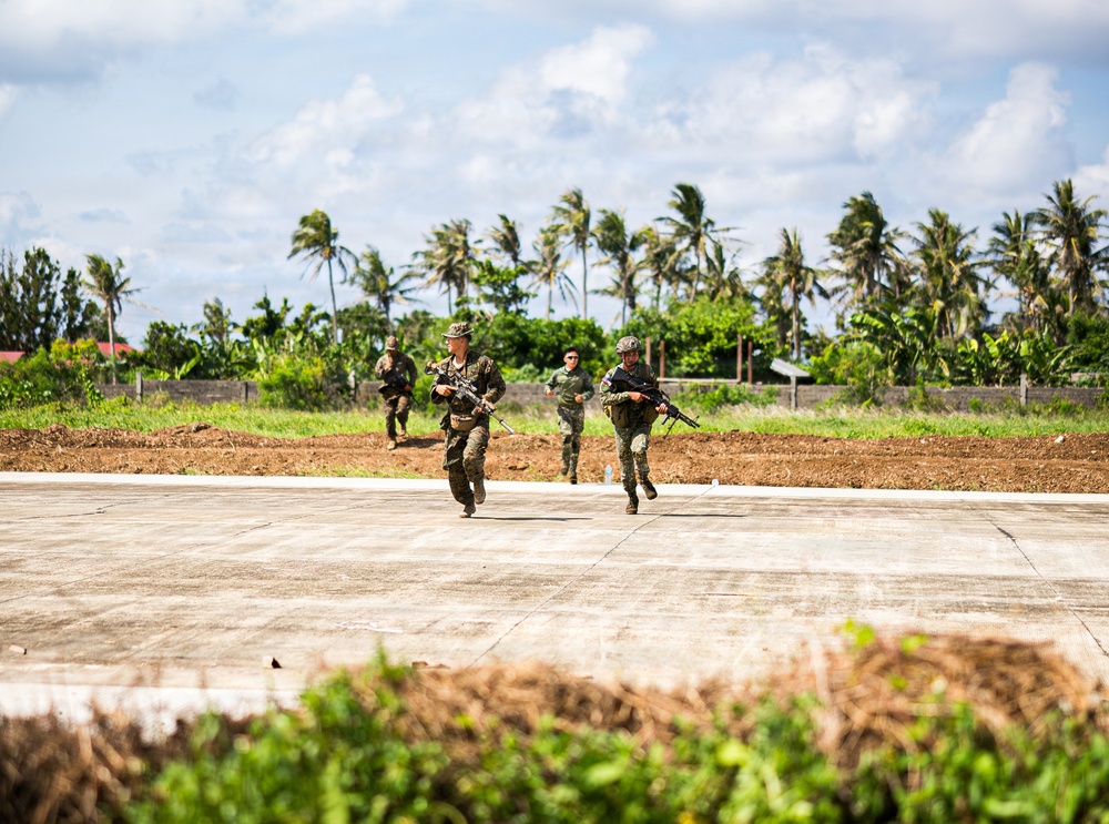 3rd Littoral Combat Team, Philippine marines participate in bilateral training during KAMANDAG 10
