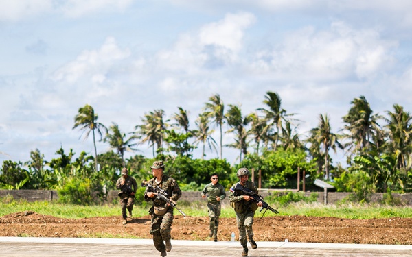 3rd Littoral Combat Team, Philippine marines participate in bilateral training during KAMANDAG 10