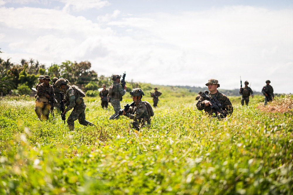 3rd Littoral Combat Team, Philippine marines participate in bilateral training during KAMANDAG 10