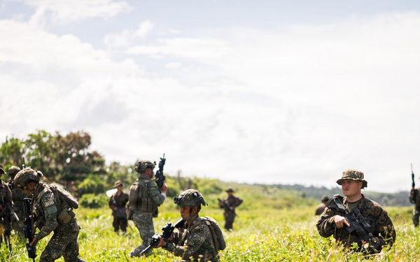 3rd Littoral Combat Team, Philippine marines participate in bilateral training during KAMANDAG 10