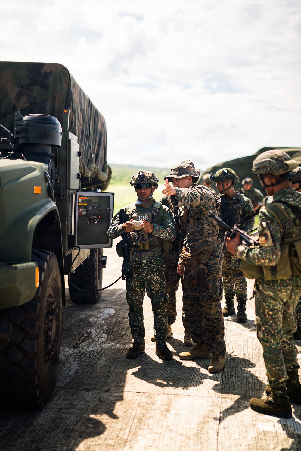 3rd Littoral Combat Team, Philippine marines participate in bilateral training during KAMANDAG 10