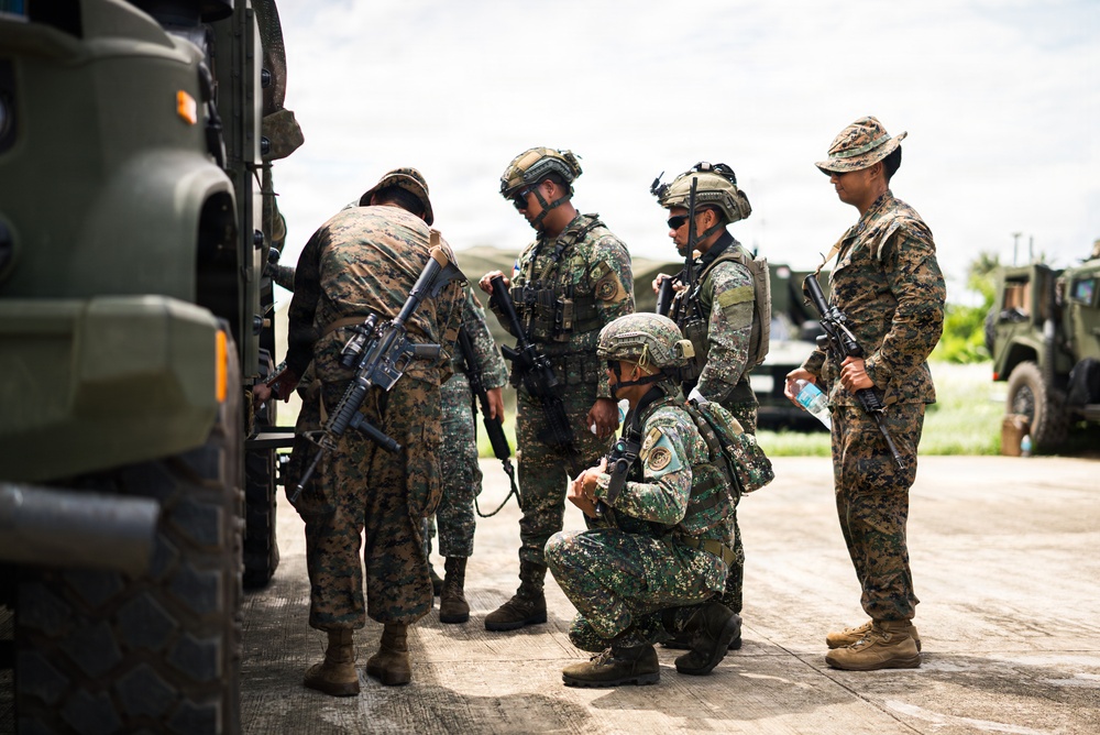 3rd Littoral Combat Team, Philippine marines participate in bilateral training during KAMANDAG 10