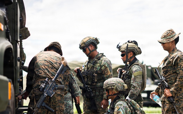 3rd Littoral Combat Team, Philippine marines participate in bilateral training during KAMANDAG 10