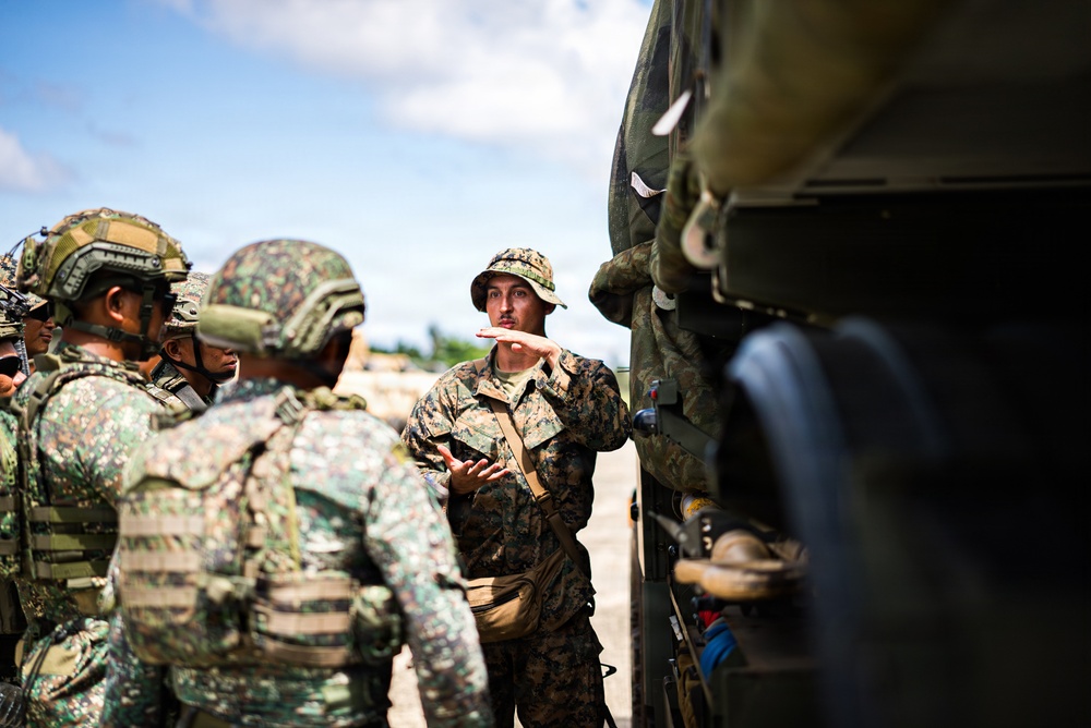 3rd Littoral Combat Team, Philippine marines participate in bilateral training during KAMANDAG 10