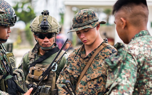3rd Marine Littoral Regiment, Philippine marines conduct communications familiarization training during KAMANDAG 10