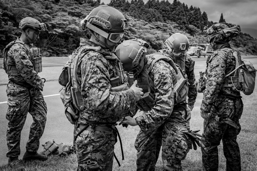 Fuji Viper 26.3 | U.S. Marines Conduct Fast-Rappelling Techniques | Monochrome Collection