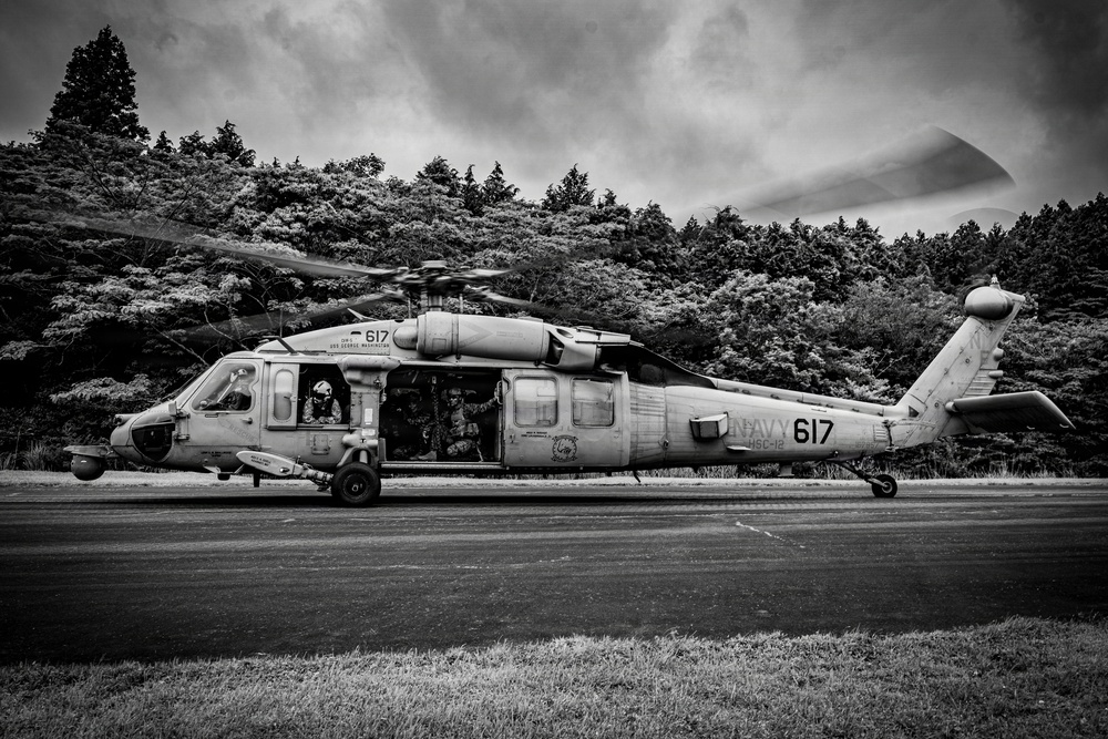 Fuji Viper 26.3 | U.S. Marines Conduct Fast-Rappelling Techniques | Monochrome Collection
